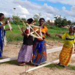 Apprentissage de la couture. Elles confectionnent déjà de petits sacs.